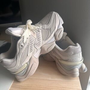 New Balance 9060 NEW sneakers - size 5.5 women’s